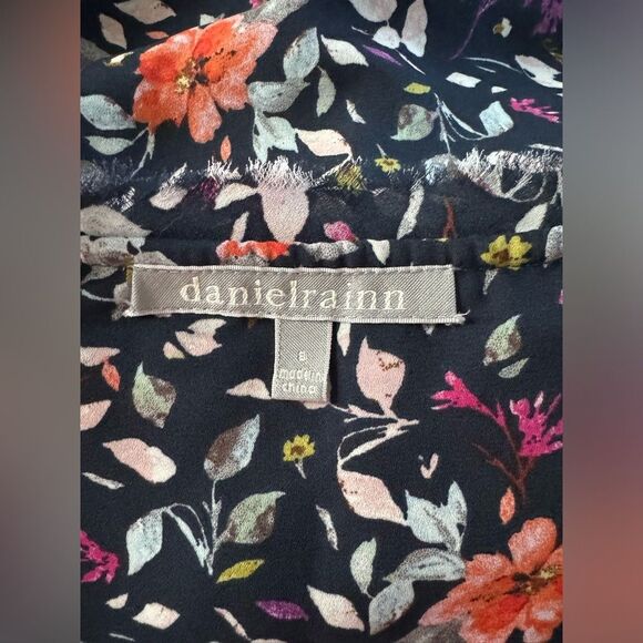 Beautiful Daniel Rainn floral top! - Picture 12 of 12